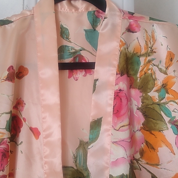 2 flowered Robes white and Peach Medium. Women's - Picture 13 of 13